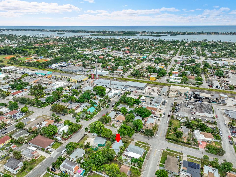 Active With Contract: $549,900 (2 beds, 2 baths, 1100 Square Feet)