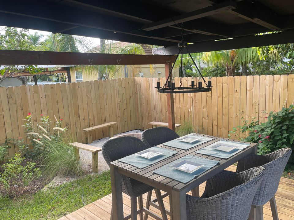 Active With Contract: $549,900 (2 beds, 2 baths, 1100 Square Feet)