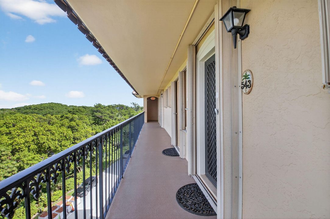 Active With Contract: $449,000 (1 beds, 2 baths, 793 Square Feet)