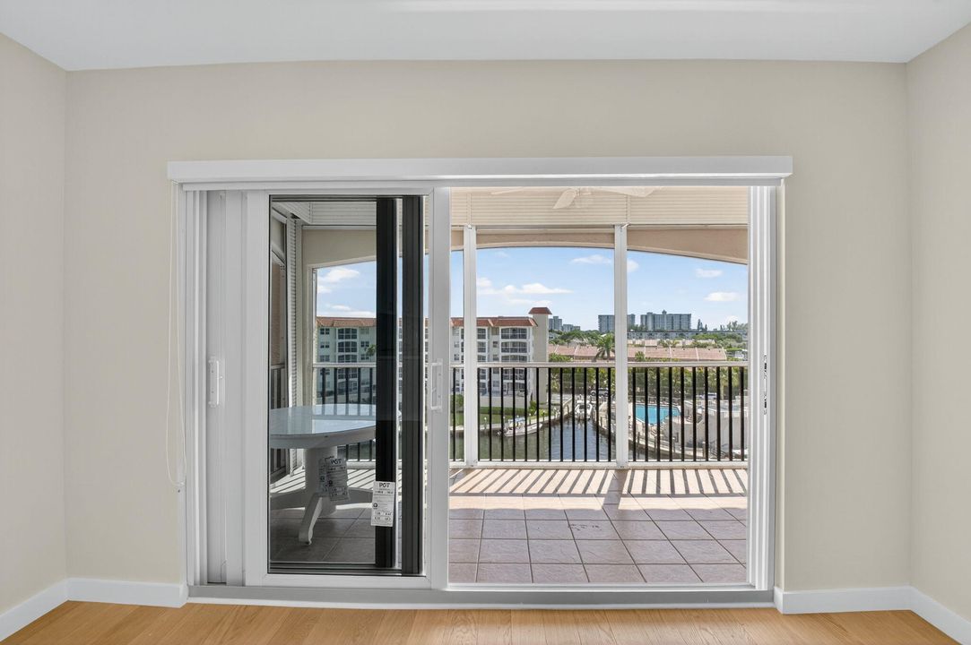 Active With Contract: $449,000 (1 beds, 2 baths, 793 Square Feet)