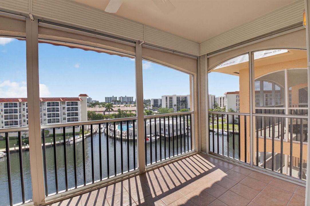 Active With Contract: $449,000 (1 beds, 2 baths, 793 Square Feet)