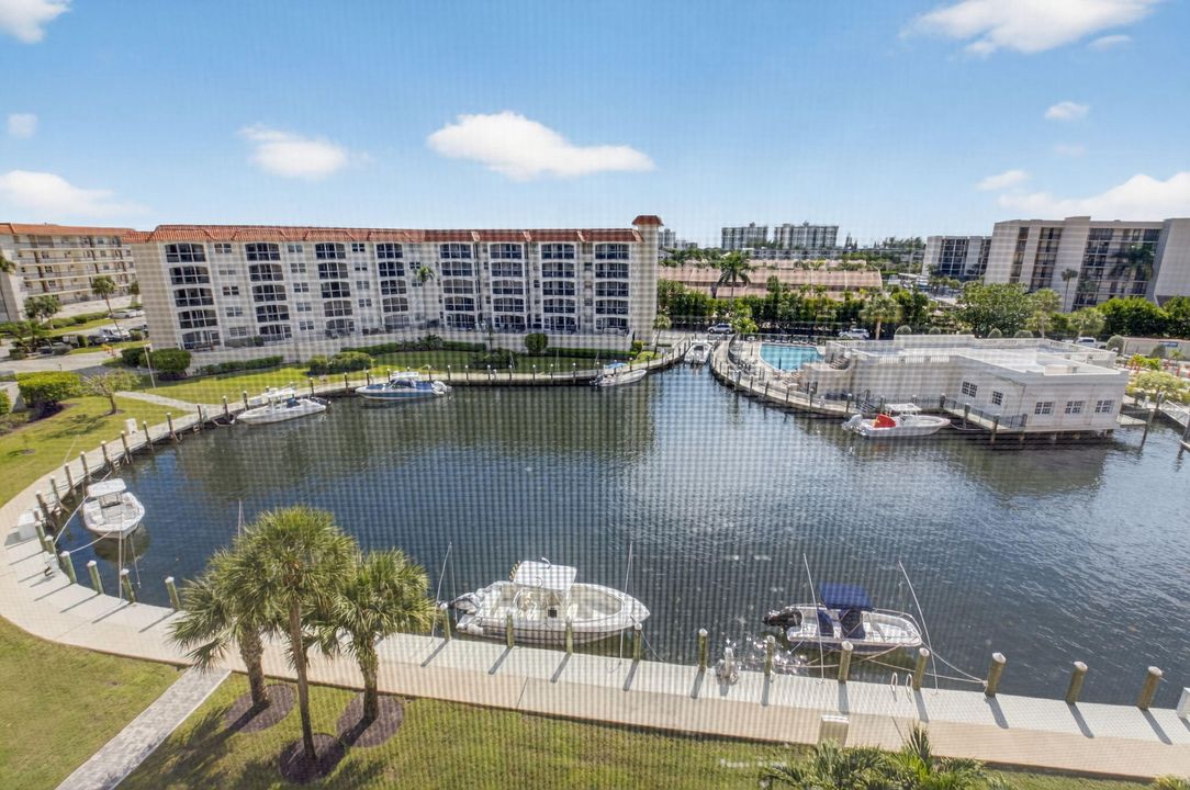 Active With Contract: $449,000 (1 beds, 2 baths, 793 Square Feet)