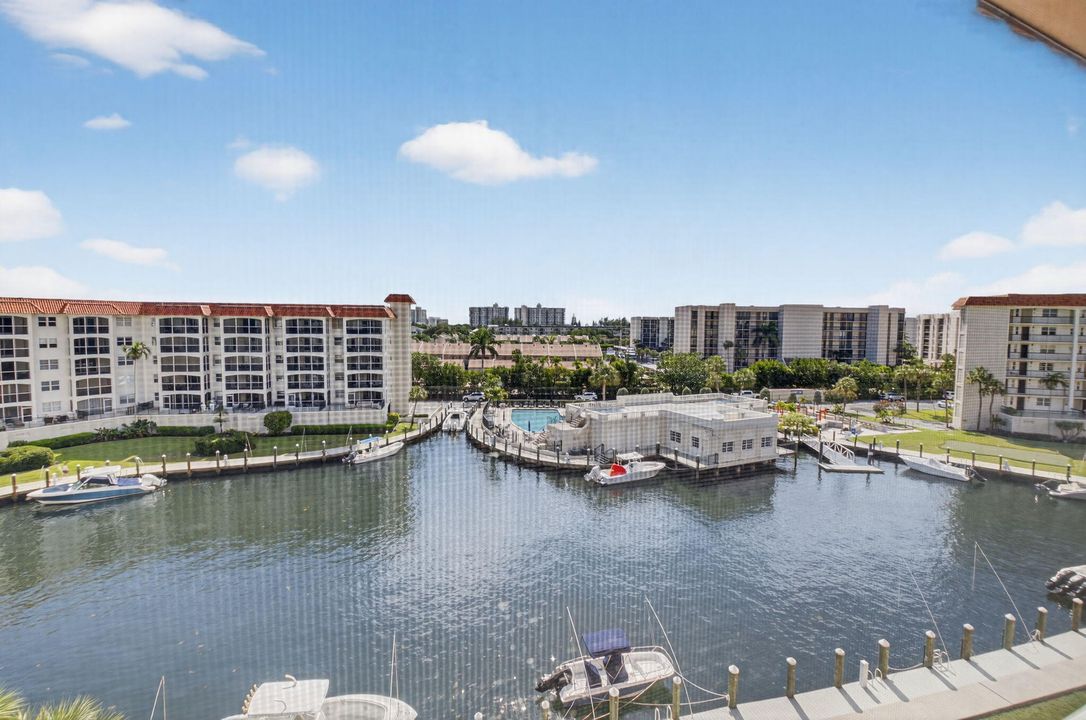 Active With Contract: $449,000 (1 beds, 2 baths, 793 Square Feet)