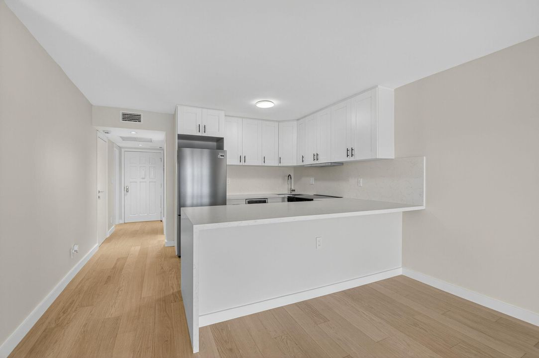 Active With Contract: $449,000 (1 beds, 2 baths, 793 Square Feet)