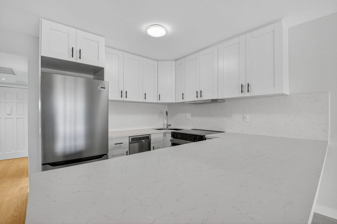 Active With Contract: $449,000 (1 beds, 2 baths, 793 Square Feet)