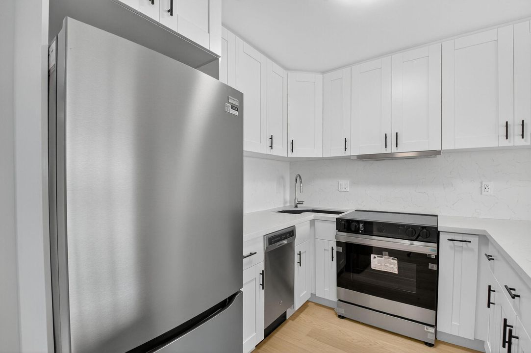 Active With Contract: $449,000 (1 beds, 2 baths, 793 Square Feet)