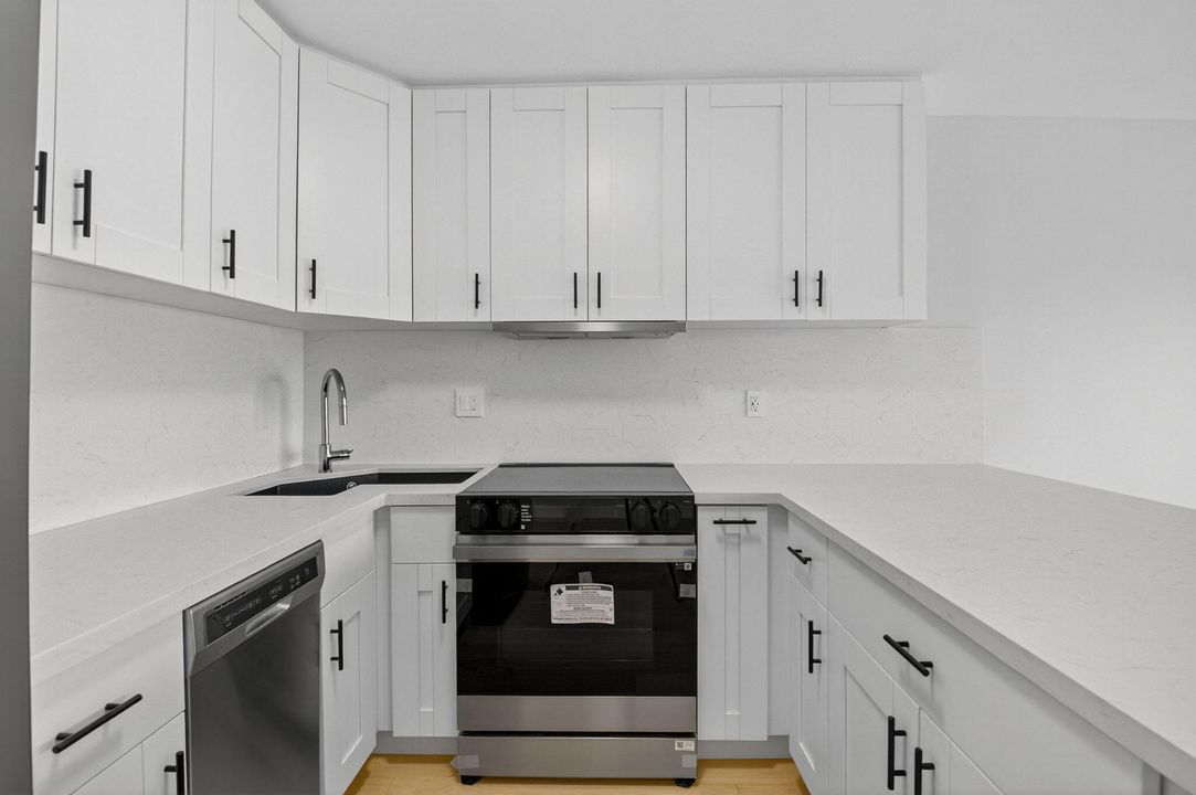 Active With Contract: $449,000 (1 beds, 2 baths, 793 Square Feet)