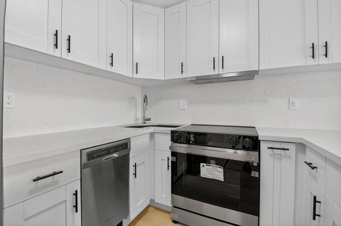 Active With Contract: $449,000 (1 beds, 2 baths, 793 Square Feet)