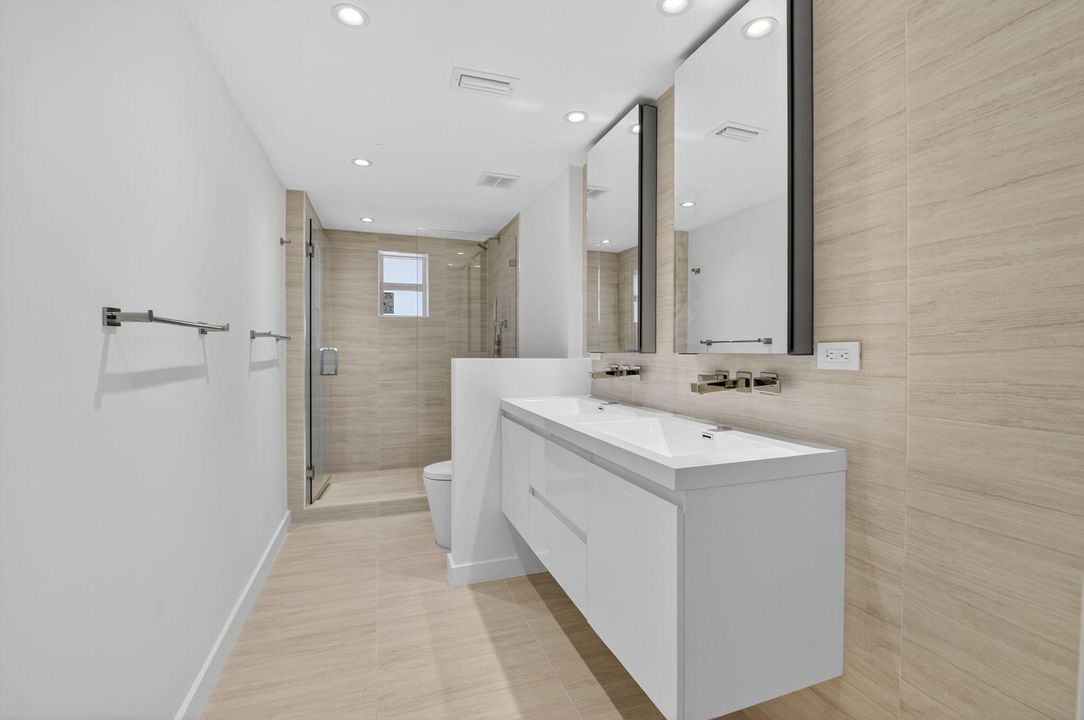 Active With Contract: $449,000 (1 beds, 2 baths, 793 Square Feet)