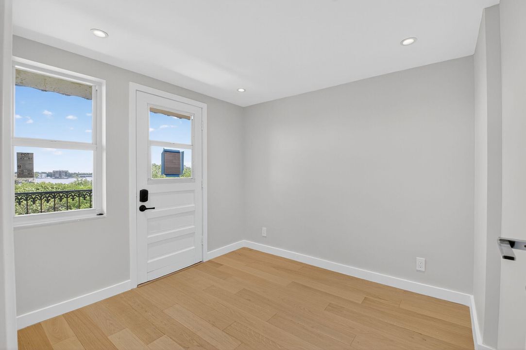 Active With Contract: $449,000 (1 beds, 2 baths, 793 Square Feet)