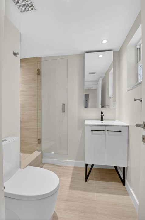 Active With Contract: $449,000 (1 beds, 2 baths, 793 Square Feet)