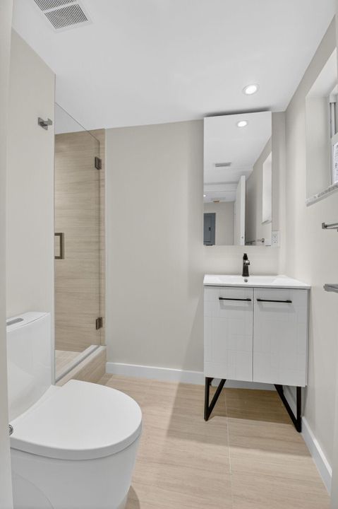 Active With Contract: $449,000 (1 beds, 2 baths, 793 Square Feet)