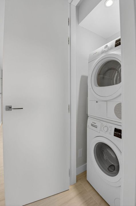 Active With Contract: $449,000 (1 beds, 2 baths, 793 Square Feet)