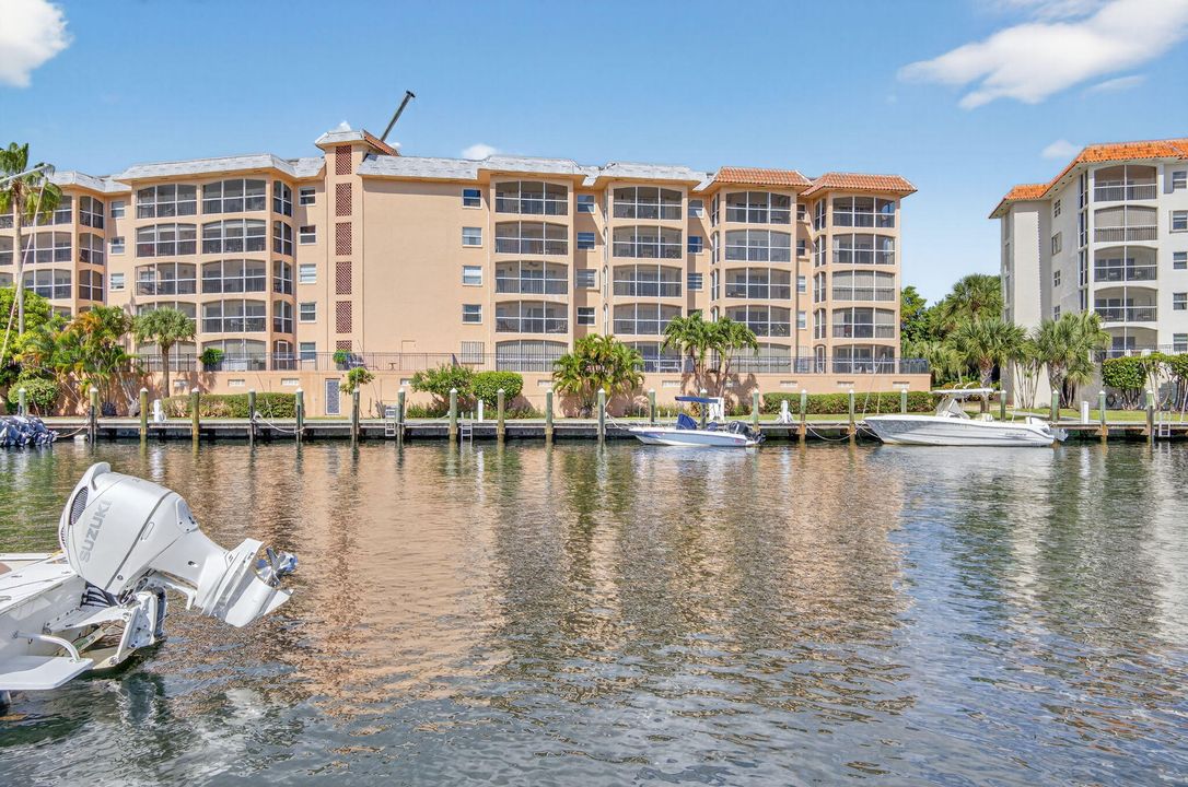 Active With Contract: $449,000 (1 beds, 2 baths, 793 Square Feet)