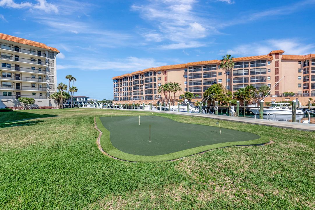 Active With Contract: $449,000 (1 beds, 2 baths, 793 Square Feet)