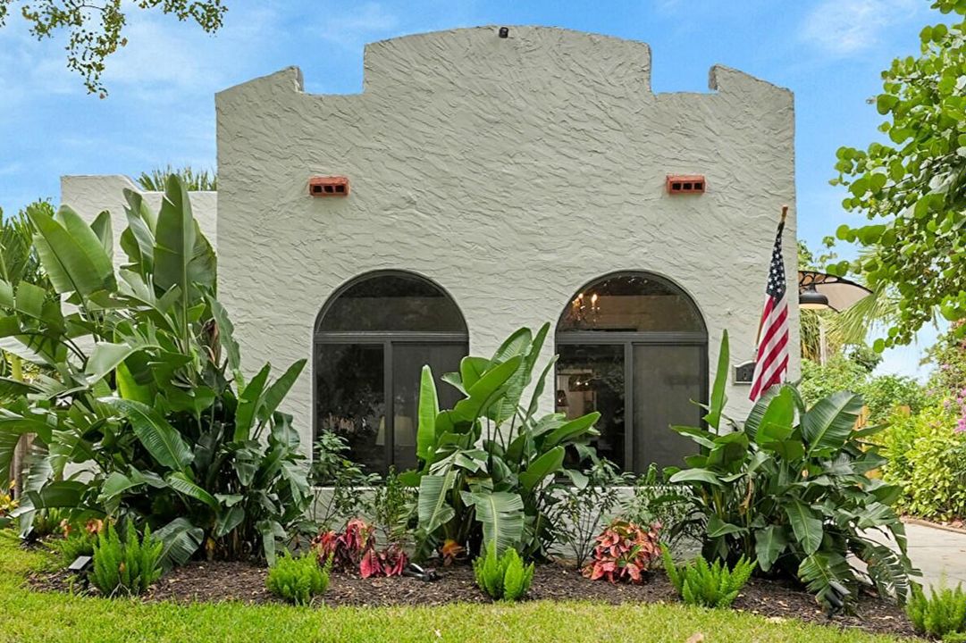 Active With Contract: $549,900 (2 beds, 2 baths, 1100 Square Feet)