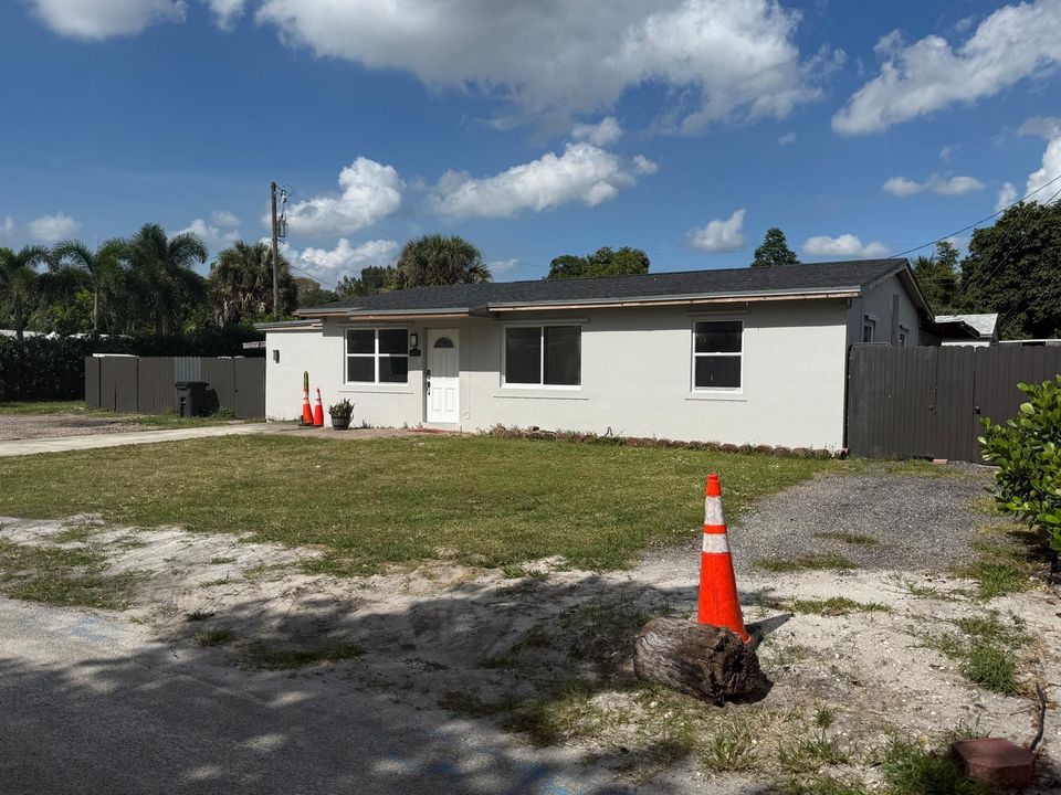 For Sale: $580,000 (4 beds, 3 baths, 1170 Square Feet)