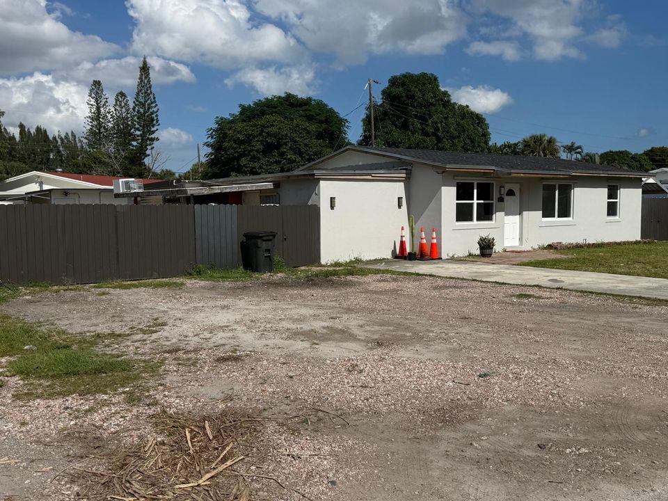 For Sale: $580,000 (4 beds, 3 baths, 1170 Square Feet)