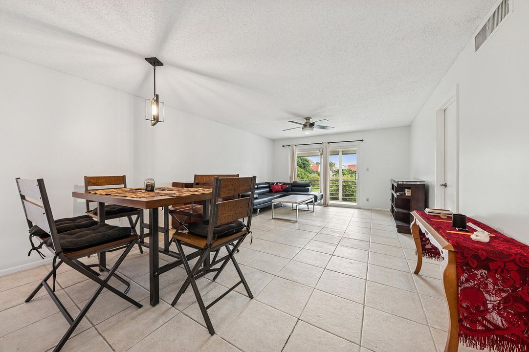 待售: $245,000 (2 贝兹, 2 浴室, 1023 平方英尺)