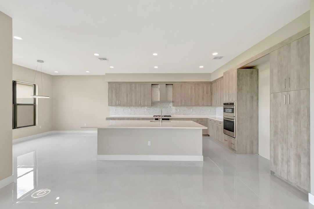 For Sale: $2,795,000 (6 beds, 5 baths, 5330 Square Feet)