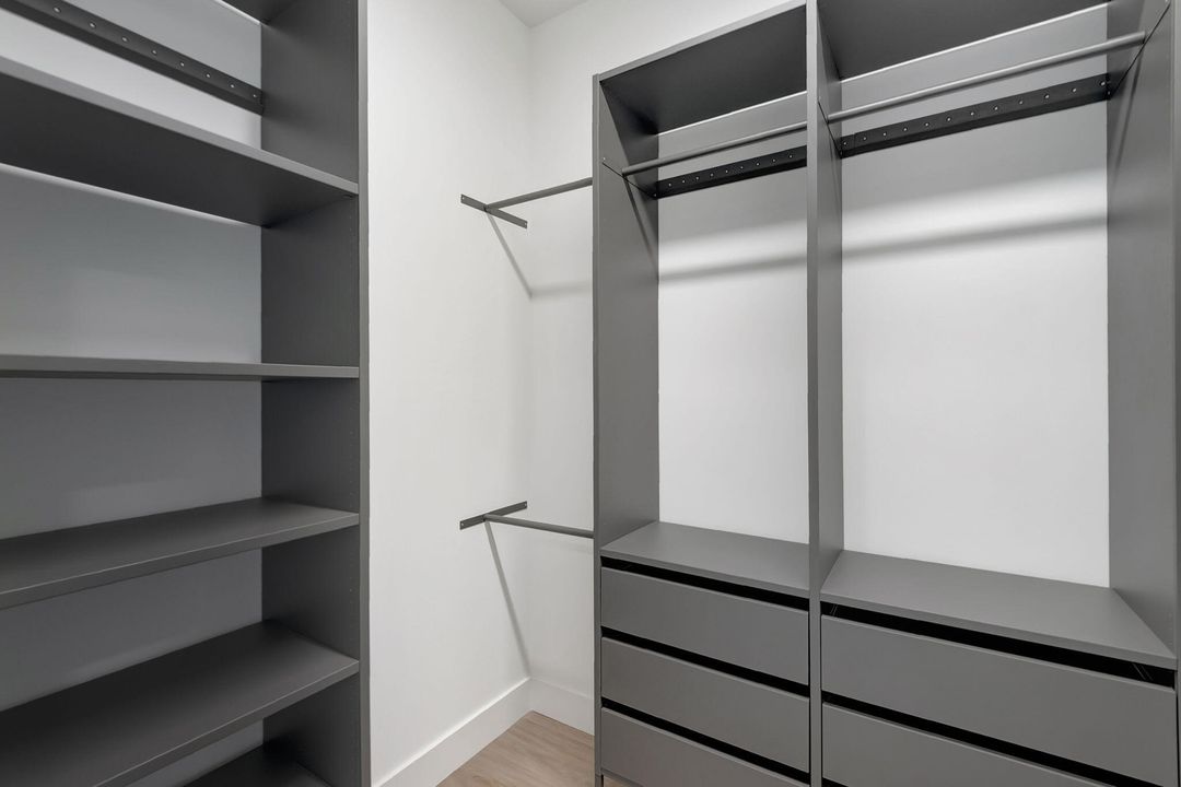 For Sale: $2,795,000 (6 beds, 5 baths, 5330 Square Feet)