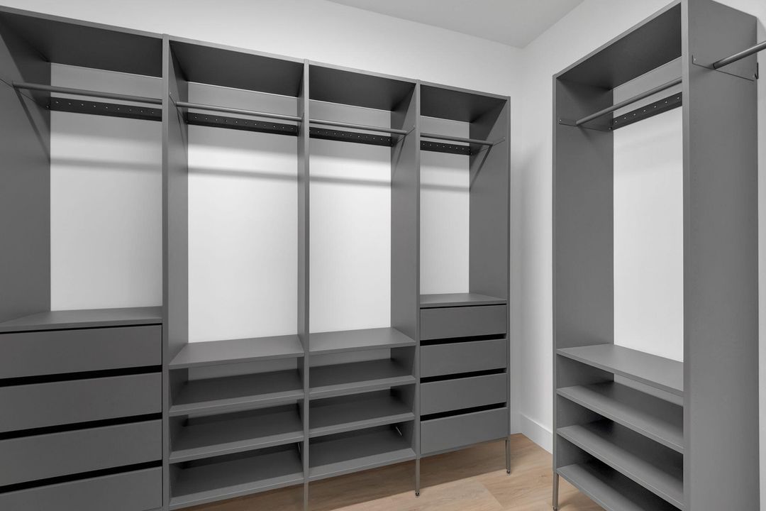 For Sale: $2,795,000 (6 beds, 5 baths, 5330 Square Feet)