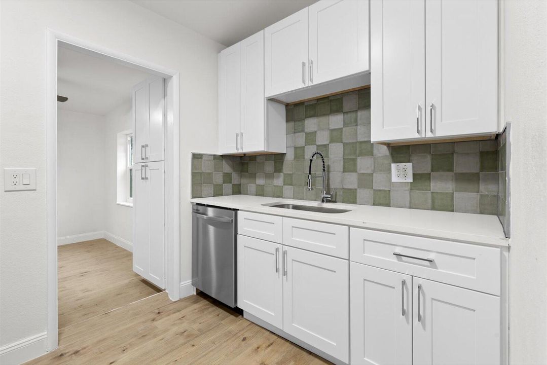 For Sale: $259,999 (2 beds, 1 baths, 1032 Square Feet)