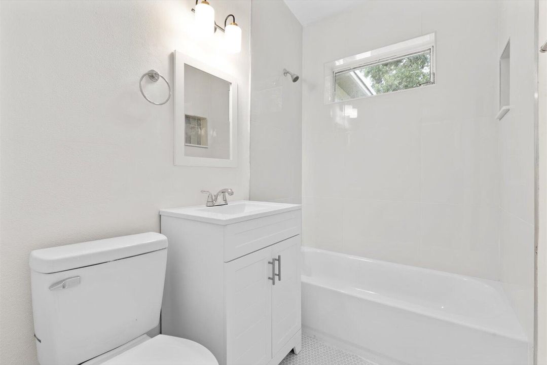 For Sale: $259,999 (2 beds, 1 baths, 1032 Square Feet)