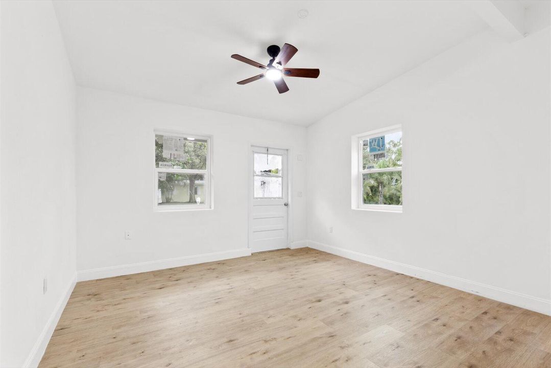 For Sale: $259,999 (2 beds, 1 baths, 1032 Square Feet)