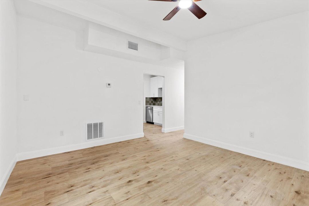 For Sale: $259,999 (2 beds, 1 baths, 1032 Square Feet)