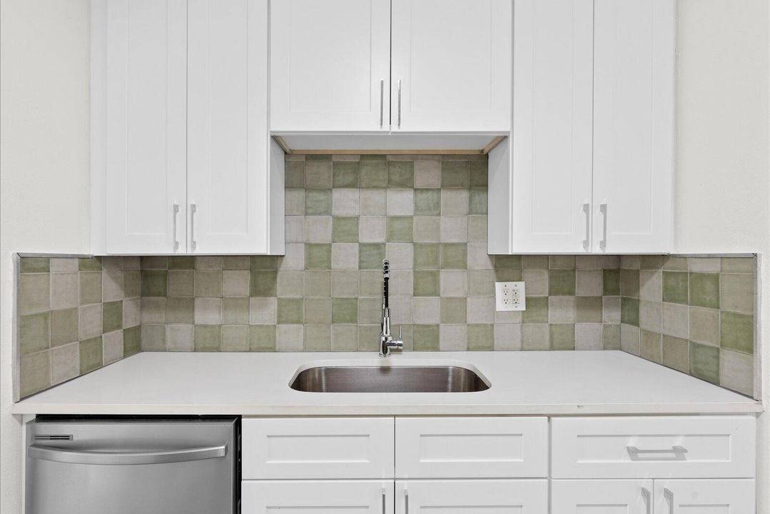 For Sale: $259,999 (2 beds, 1 baths, 1032 Square Feet)