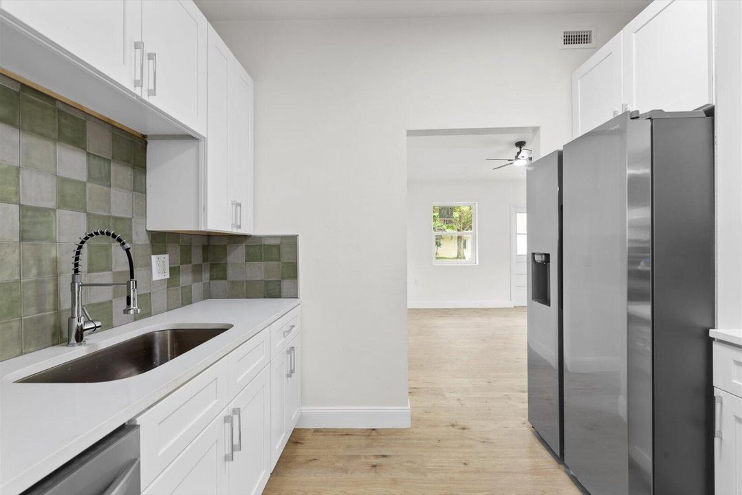 For Sale: $259,999 (2 beds, 1 baths, 1032 Square Feet)