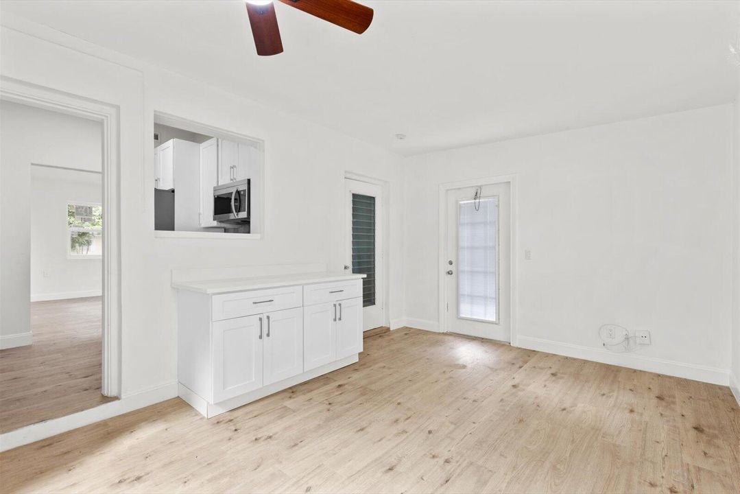 For Sale: $259,999 (2 beds, 1 baths, 1032 Square Feet)