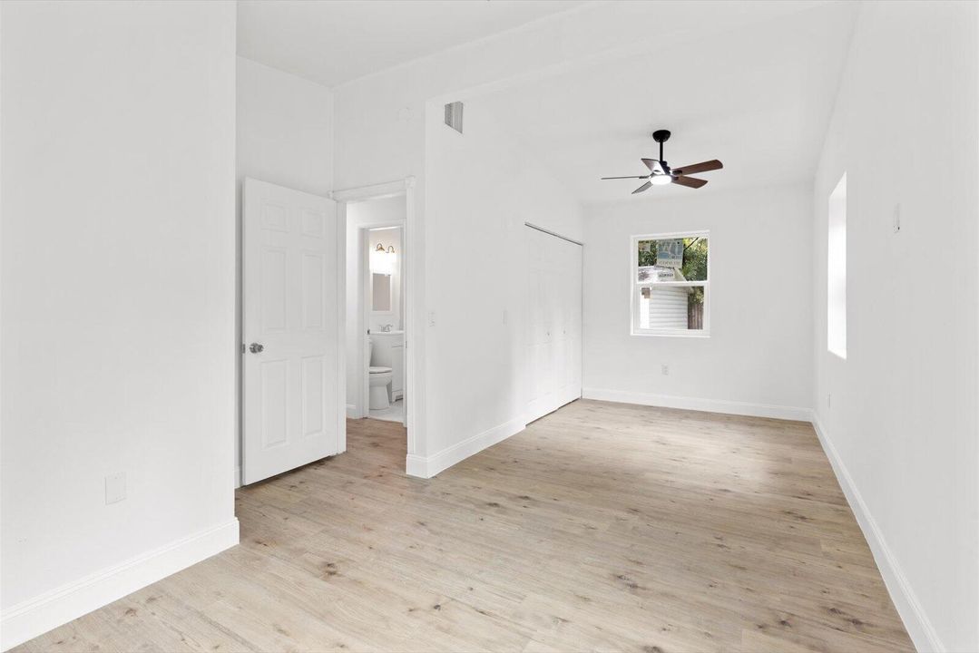 For Sale: $259,999 (2 beds, 1 baths, 1032 Square Feet)