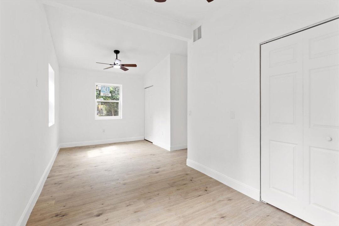 For Sale: $259,999 (2 beds, 1 baths, 1032 Square Feet)