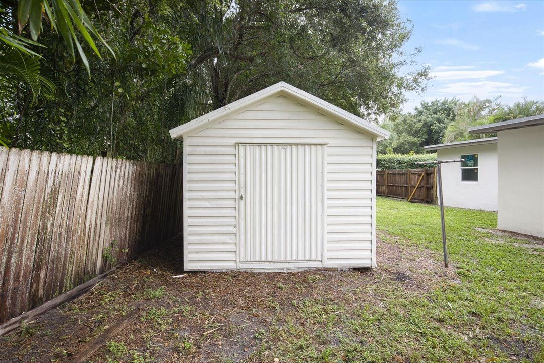 For Sale: $259,999 (2 beds, 1 baths, 1032 Square Feet)