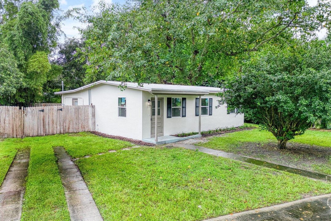 For Sale: $259,999 (2 beds, 1 baths, 1032 Square Feet)