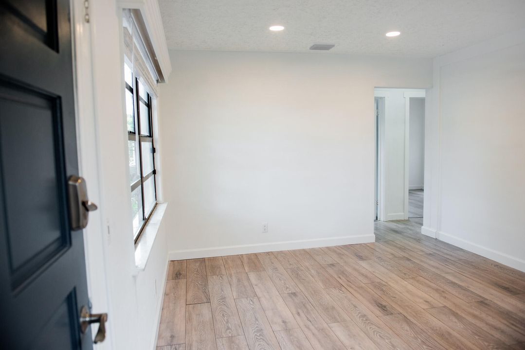 待售: $335,000 (2 贝兹, 1 浴室, 940 平方英尺)