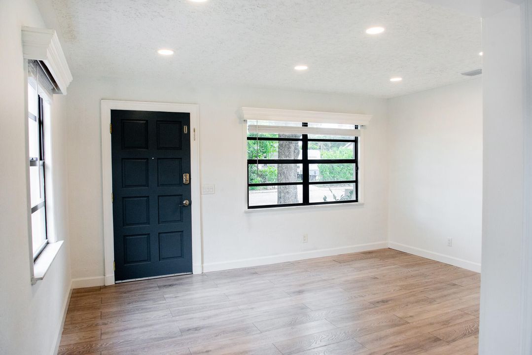 待售: $335,000 (2 贝兹, 1 浴室, 940 平方英尺)