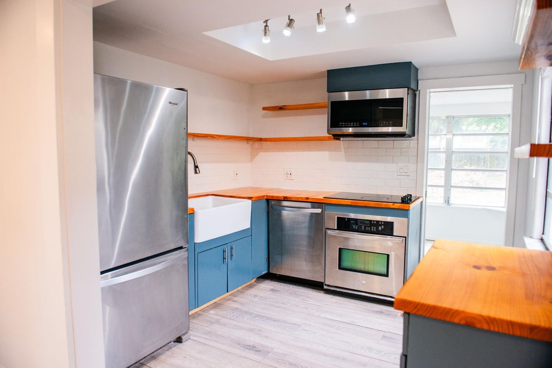 待售: $335,000 (2 贝兹, 1 浴室, 940 平方英尺)