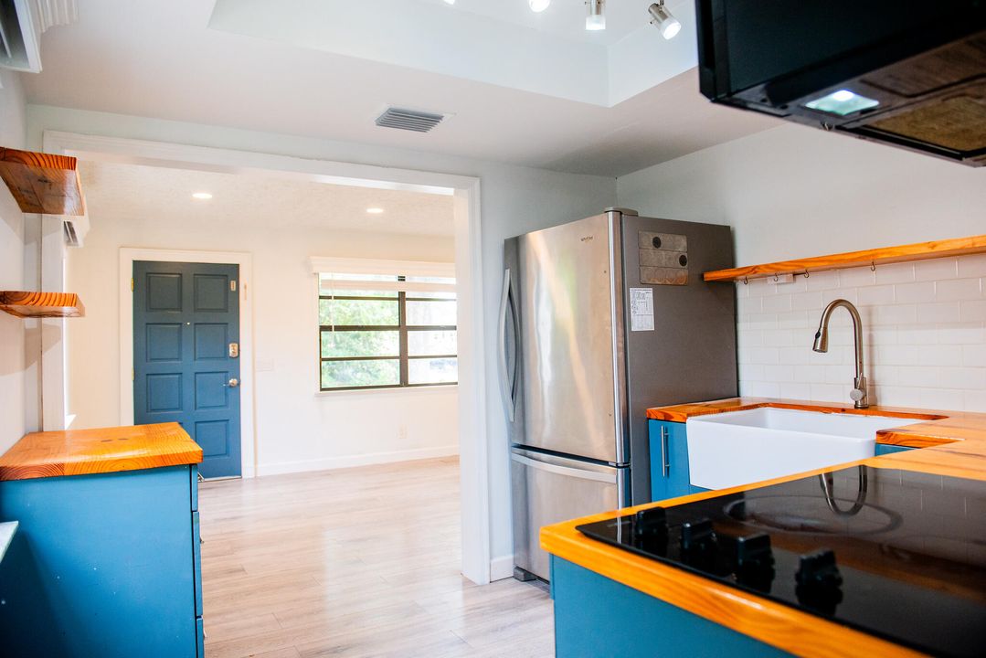 待售: $335,000 (2 贝兹, 1 浴室, 940 平方英尺)