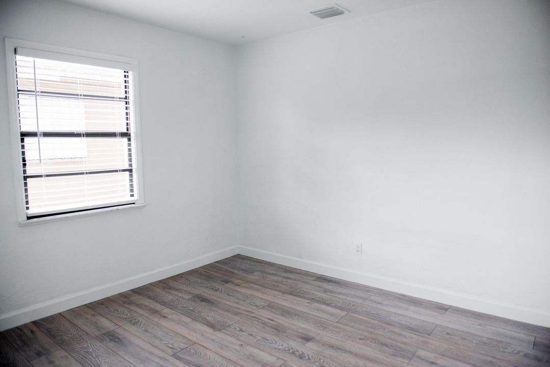 待售: $335,000 (2 贝兹, 1 浴室, 940 平方英尺)