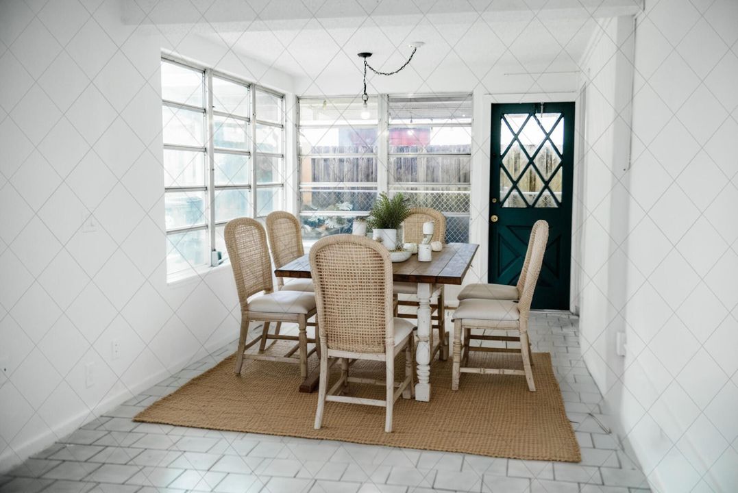 待售: $335,000 (2 贝兹, 1 浴室, 940 平方英尺)