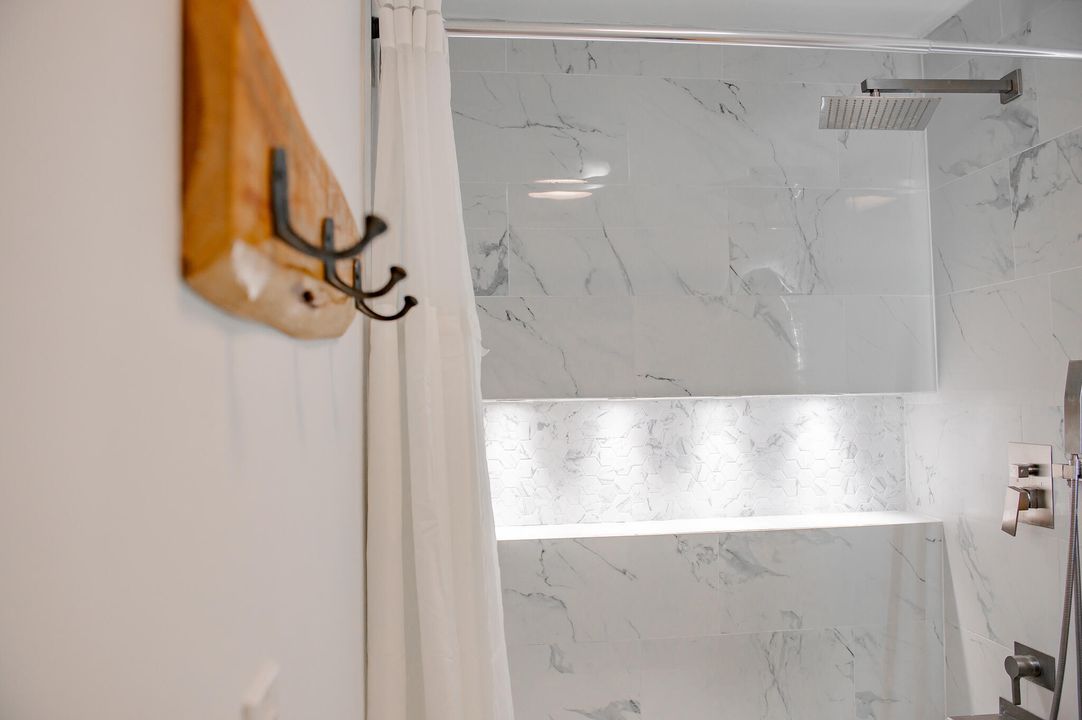 待售: $335,000 (2 贝兹, 1 浴室, 940 平方英尺)