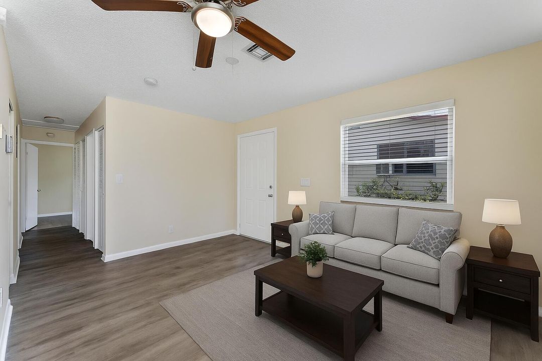 For Sale: $300,000 (3 beds, 1 baths, 864 Square Feet)