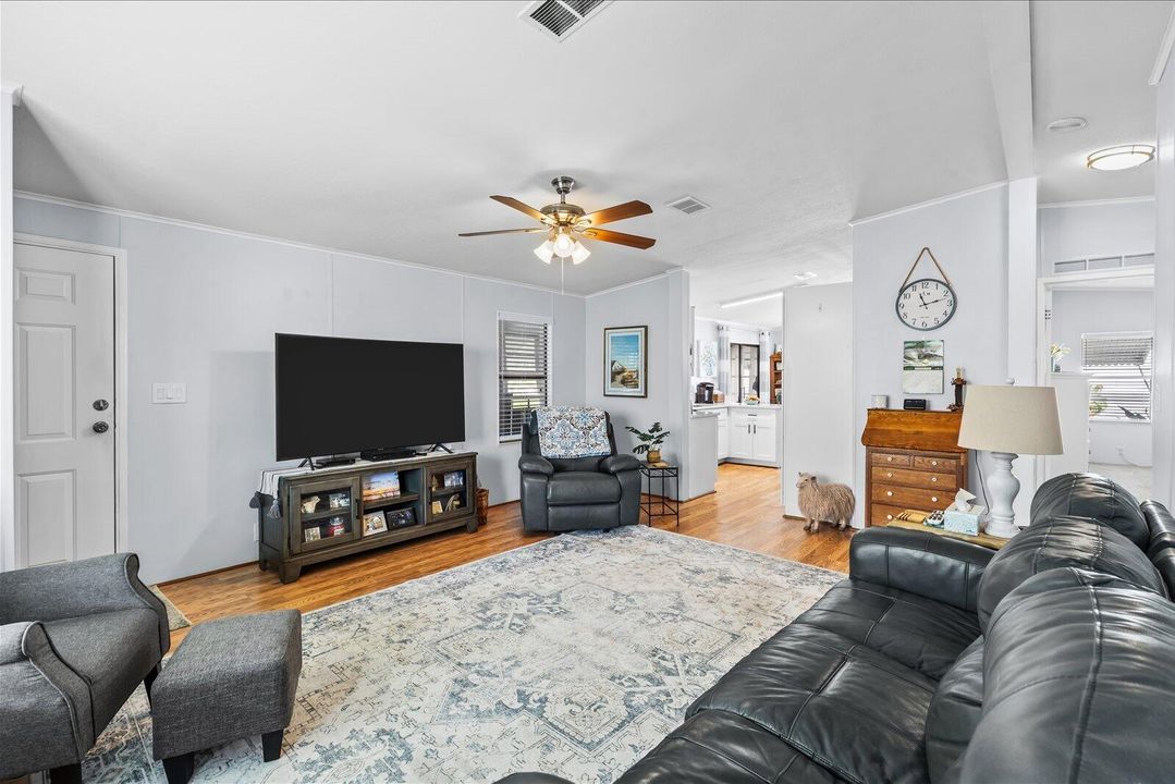 Active With Contract: $190,000 (2 beds, 2 baths, 1036 Square Feet)