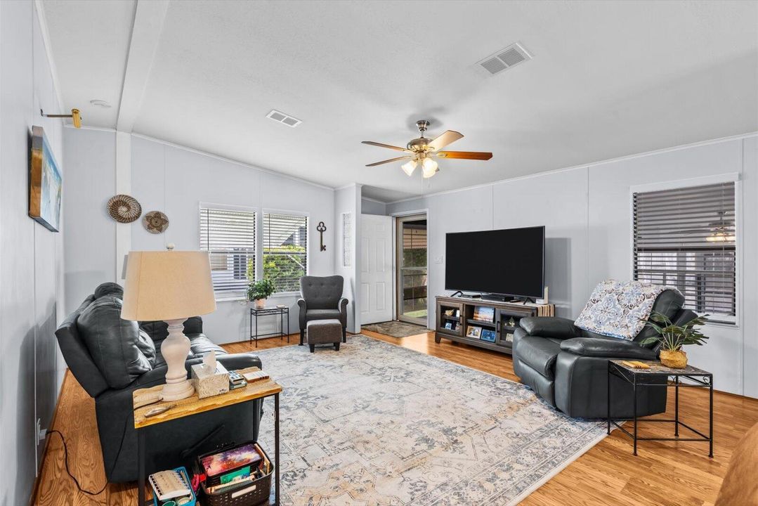 Active With Contract: $190,000 (2 beds, 2 baths, 1036 Square Feet)