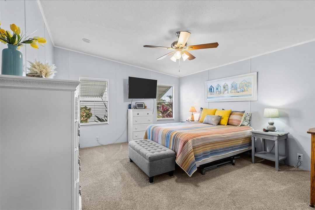 Active With Contract: $190,000 (2 beds, 2 baths, 1036 Square Feet)