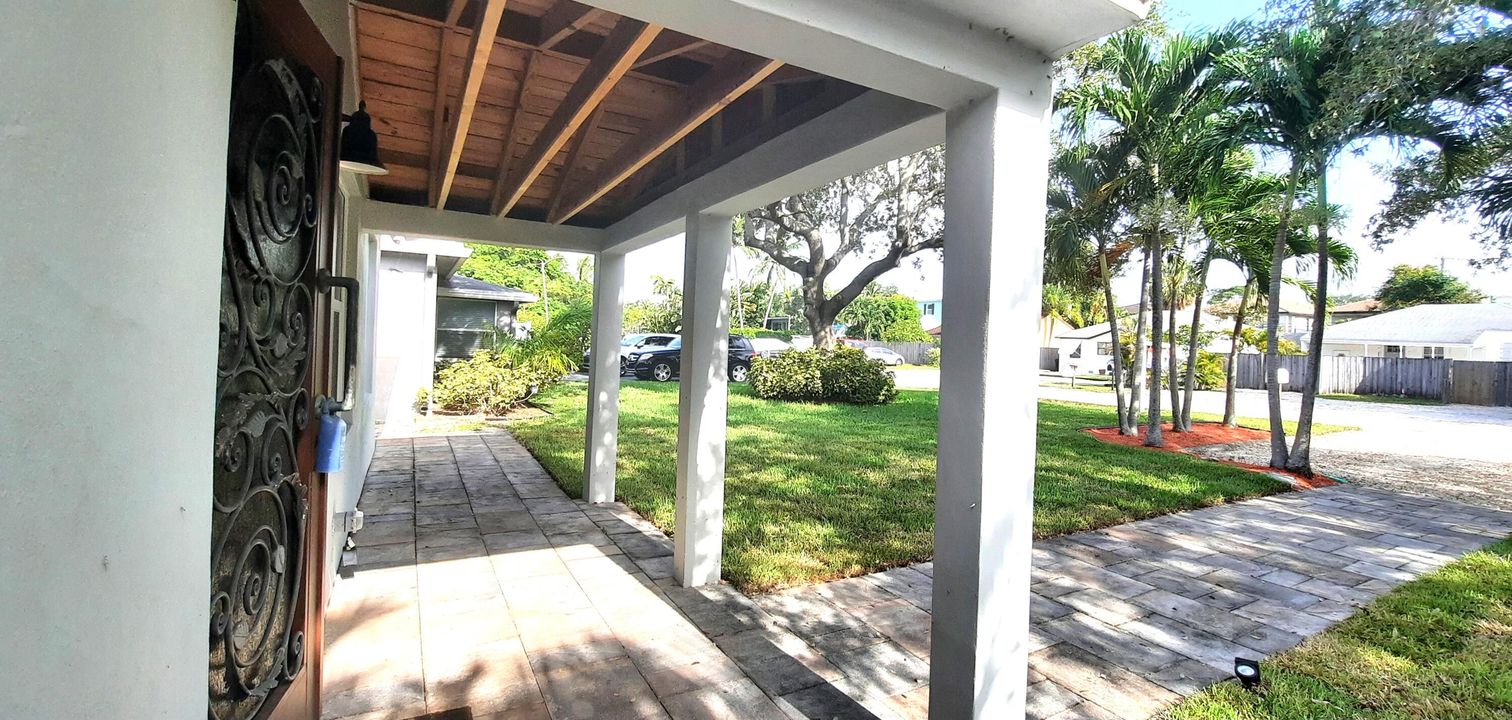 Active With Contract: $739,000 (4 beds, 3 baths, 2426 Square Feet)