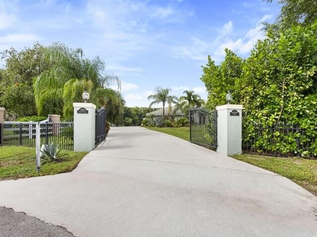 Activo con contrato: $1,395,000 (5 camas, 3 baños, 3092 Pies cuadrados)